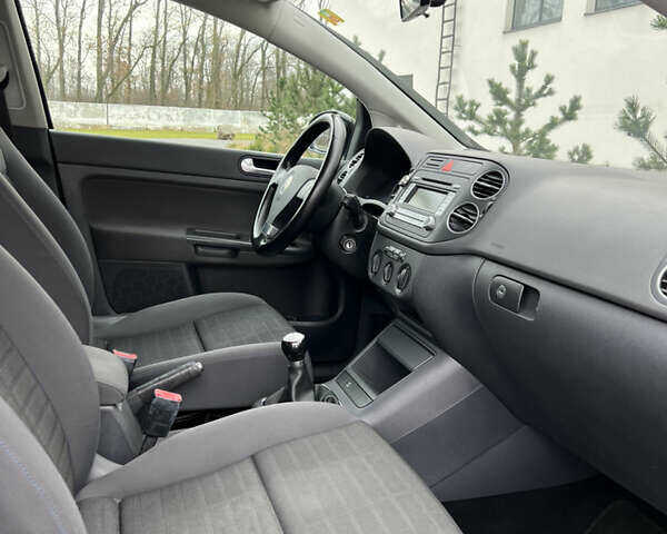 Черный Фольксваген Гольф Плюс, объемом двигателя 1.6 л и пробегом 249 тыс. км за 5850 $, фото 52 на Automoto.ua