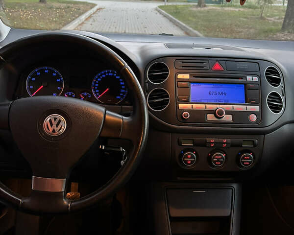 Черный Фольксваген Гольф Плюс, объемом двигателя 1.6 л и пробегом 71 тыс. км за 7699 $, фото 12 на Automoto.ua