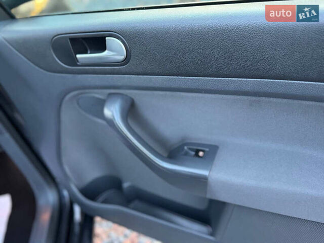 Черный Фольксваген Гольф Плюс, объемом двигателя 1.6 л и пробегом 160 тыс. км за 5999 $, фото 38 на Automoto.ua