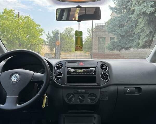 Черный Фольксваген Гольф Плюс, объемом двигателя 1.6 л и пробегом 204 тыс. км за 5800 $, фото 6 на Automoto.ua