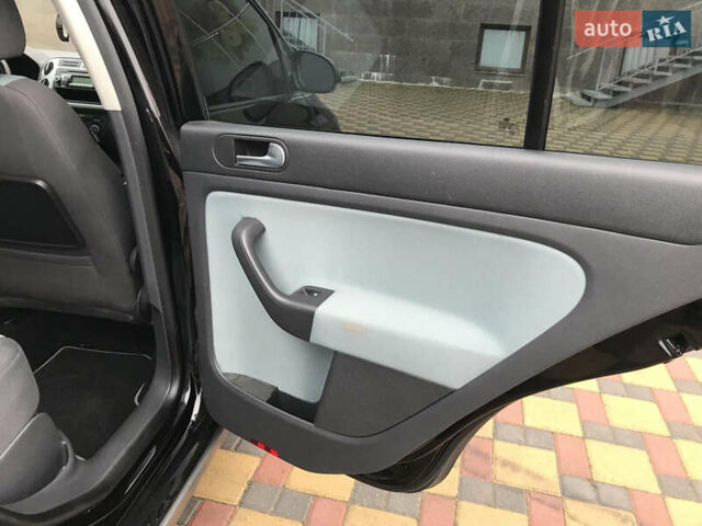 Черный Фольксваген Гольф Плюс, объемом двигателя 1.6 л и пробегом 260 тыс. км за 8300 $, фото 14 на Automoto.ua