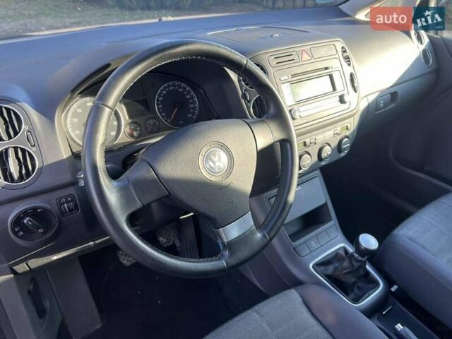 Черный Фольксваген Гольф Плюс, объемом двигателя 1.6 л и пробегом 186 тыс. км за 5850 $, фото 19 на Automoto.ua