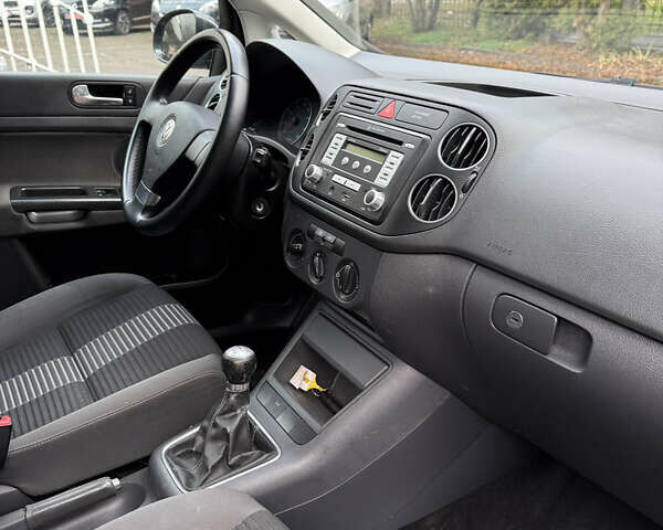 Черный Фольксваген Гольф Плюс, объемом двигателя 1.4 л и пробегом 238 тыс. км за 6200 $, фото 10 на Automoto.ua