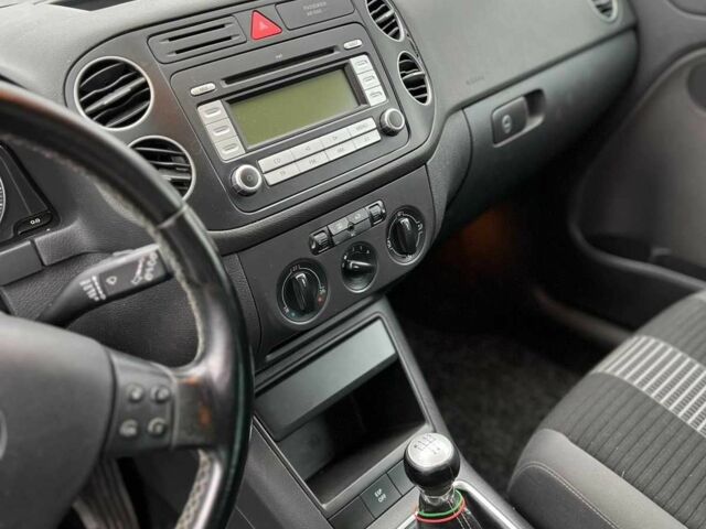 Черный Фольксваген Гольф Плюс, объемом двигателя 1.6 л и пробегом 206 тыс. км за 6499 $, фото 12 на Automoto.ua