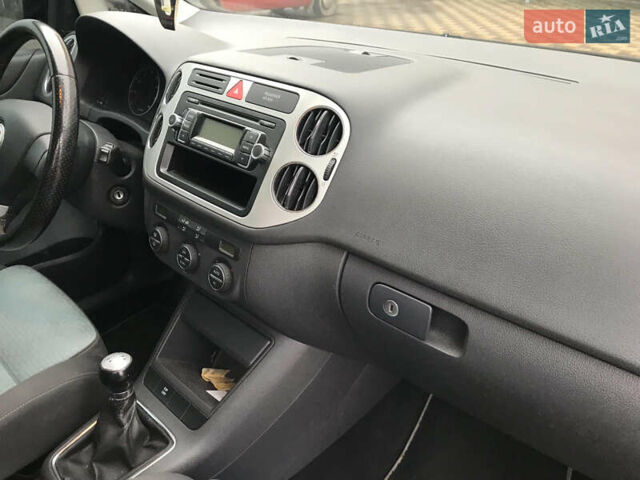 Черный Фольксваген Гольф Плюс, объемом двигателя 1.6 л и пробегом 260 тыс. км за 8300 $, фото 17 на Automoto.ua