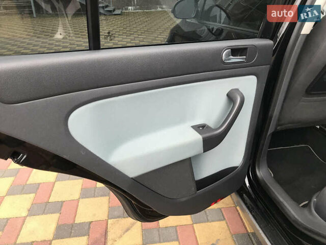 Черный Фольксваген Гольф Плюс, объемом двигателя 1.6 л и пробегом 260 тыс. км за 8300 $, фото 12 на Automoto.ua