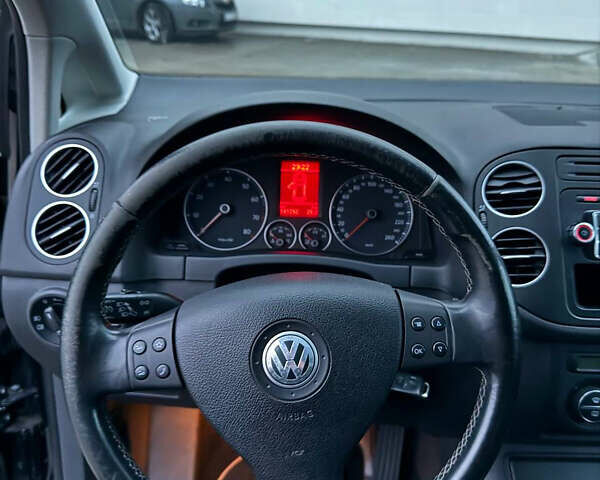 Черный Фольксваген Гольф Плюс, объемом двигателя 1.4 л и пробегом 181 тыс. км за 6400 $, фото 11 на Automoto.ua