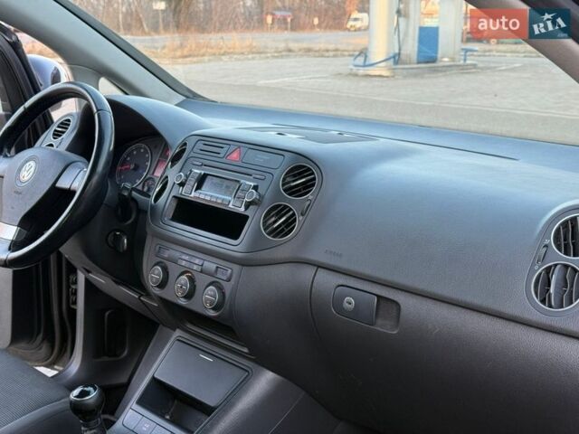 Черный Фольксваген Гольф Плюс, объемом двигателя 1.6 л и пробегом 240 тыс. км за 6750 $, фото 55 на Automoto.ua