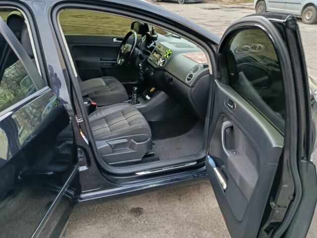 Черный Фольксваген Гольф Плюс, объемом двигателя 1.6 л и пробегом 330 тыс. км за 7000 $, фото 3 на Automoto.ua