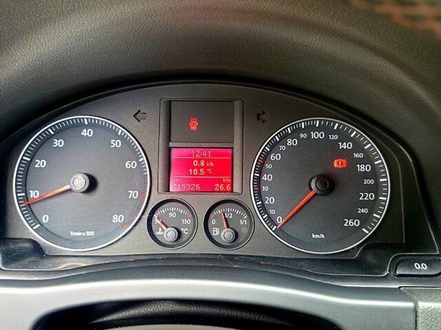 Черный Фольксваген Гольф Плюс, объемом двигателя 1.6 л и пробегом 220 тыс. км за 6000 $, фото 12 на Automoto.ua