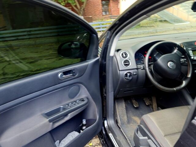 Черный Фольксваген Гольф Плюс, объемом двигателя 1.6 л и пробегом 220 тыс. км за 6000 $, фото 6 на Automoto.ua