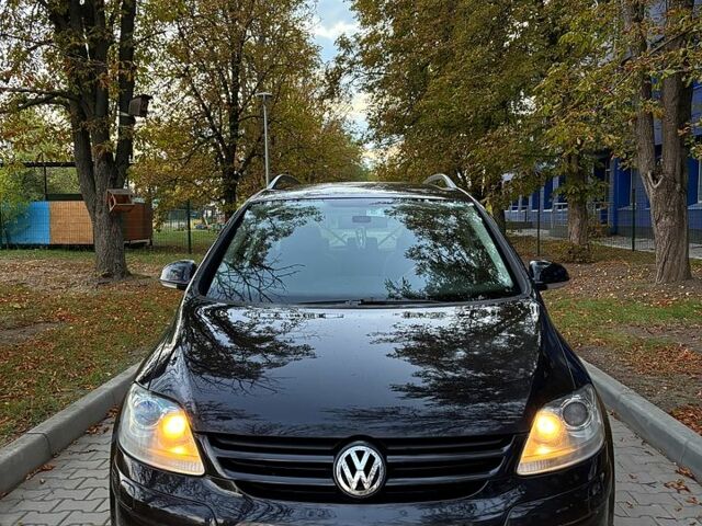 Черный Фольксваген Гольф Плюс, объемом двигателя 1.6 л и пробегом 71 тыс. км за 7399 $, фото 1 на Automoto.ua