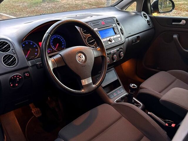 Черный Фольксваген Гольф Плюс, объемом двигателя 1.6 л и пробегом 71 тыс. км за 7399 $, фото 10 на Automoto.ua