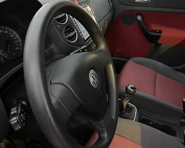 Красный Фольксваген Гольф Плюс, объемом двигателя 1.6 л и пробегом 232 тыс. км за 5100 $, фото 16 на Automoto.ua