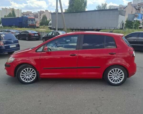 Красный Фольксваген Гольф Плюс, объемом двигателя 1.6 л и пробегом 295 тыс. км за 5500 $, фото 2 на Automoto.ua