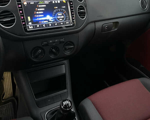 Красный Фольксваген Гольф Плюс, объемом двигателя 1.6 л и пробегом 232 тыс. км за 5100 $, фото 14 на Automoto.ua