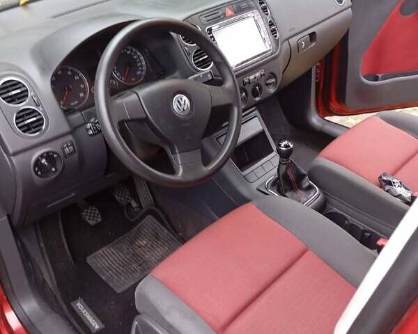Красный Фольксваген Гольф Плюс, объемом двигателя 1.6 л и пробегом 232 тыс. км за 5200 $, фото 4 на Automoto.ua