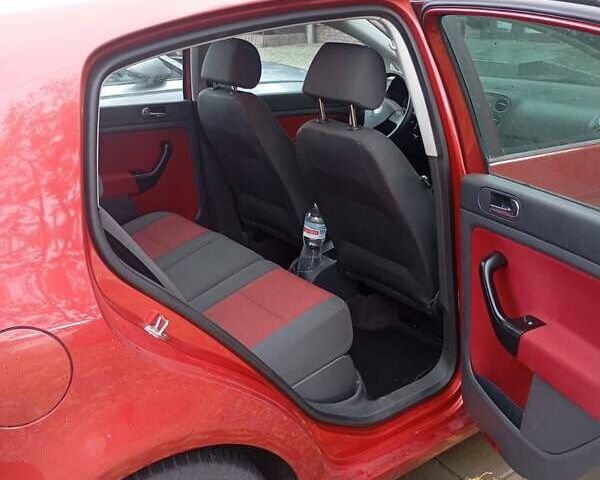 Красный Фольксваген Гольф Плюс, объемом двигателя 1.6 л и пробегом 232 тыс. км за 5200 $, фото 5 на Automoto.ua