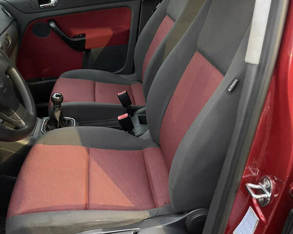 Красный Фольксваген Гольф Плюс, объемом двигателя 1.6 л и пробегом 232 тыс. км за 5100 $, фото 13 на Automoto.ua