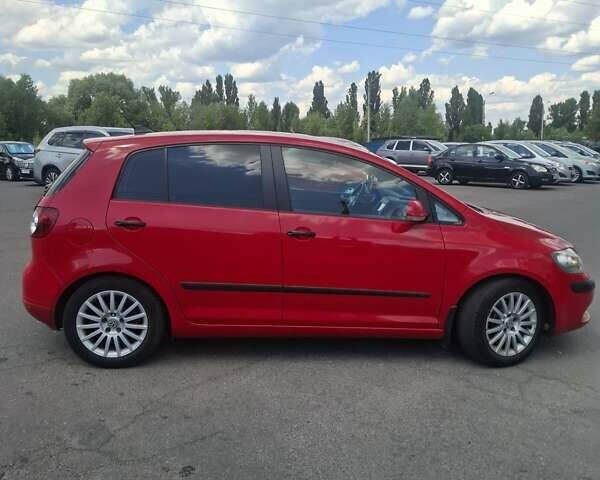 Красный Фольксваген Гольф Плюс, объемом двигателя 1.6 л и пробегом 295 тыс. км за 5500 $, фото 5 на Automoto.ua