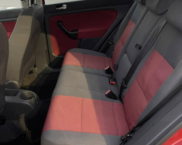 Красный Фольксваген Гольф Плюс, объемом двигателя 1.6 л и пробегом 232 тыс. км за 5100 $, фото 17 на Automoto.ua