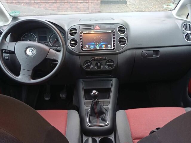 Красный Фольксваген Гольф Плюс, объемом двигателя 1.6 л и пробегом 232 тыс. км за 4850 $, фото 4 на Automoto.ua