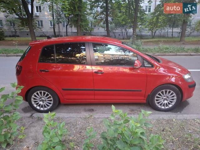 Красный Фольксваген Гольф Плюс, объемом двигателя 1.6 л и пробегом 295 тыс. км за 5500 $, фото 7 на Automoto.ua