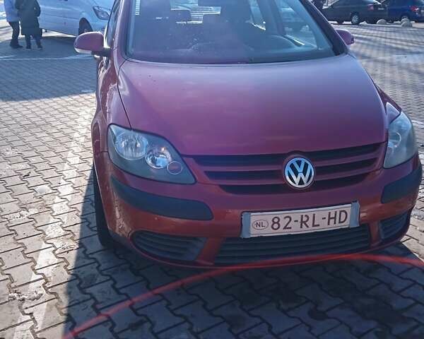 Красный Фольксваген Гольф Плюс, объемом двигателя 1.6 л и пробегом 232 тыс. км за 5100 $, фото 3 на Automoto.ua