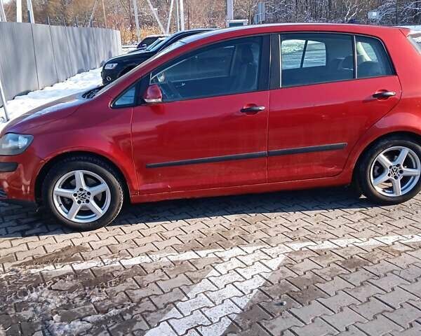 Красный Фольксваген Гольф Плюс, объемом двигателя 1.6 л и пробегом 232 тыс. км за 5100 $, фото 1 на Automoto.ua