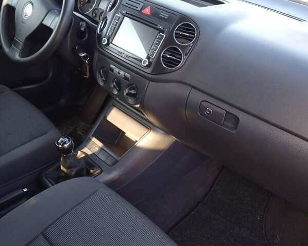 Красный Фольксваген Гольф Плюс, объемом двигателя 1.6 л и пробегом 232 тыс. км за 5100 $, фото 5 на Automoto.ua