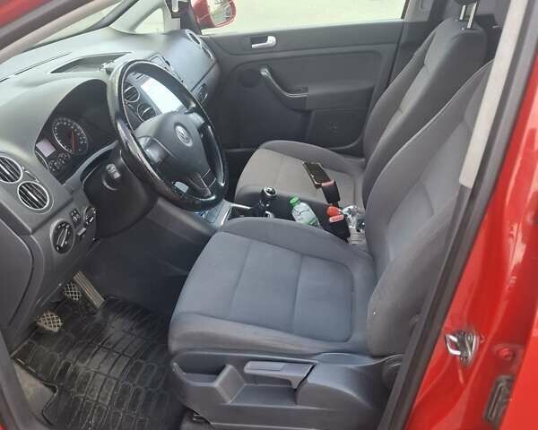 Красный Фольксваген Гольф Плюс, объемом двигателя 1.6 л и пробегом 295 тыс. км за 5500 $, фото 4 на Automoto.ua