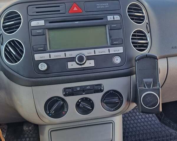 Красный Фольксваген Гольф Плюс, объемом двигателя 1.6 л и пробегом 180 тыс. км за 5500 $, фото 19 на Automoto.ua