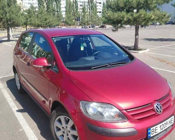 Красный Фольксваген Гольф Плюс, объемом двигателя 1.4 л и пробегом 210 тыс. км за 8300 $, фото 4 на Automoto.ua