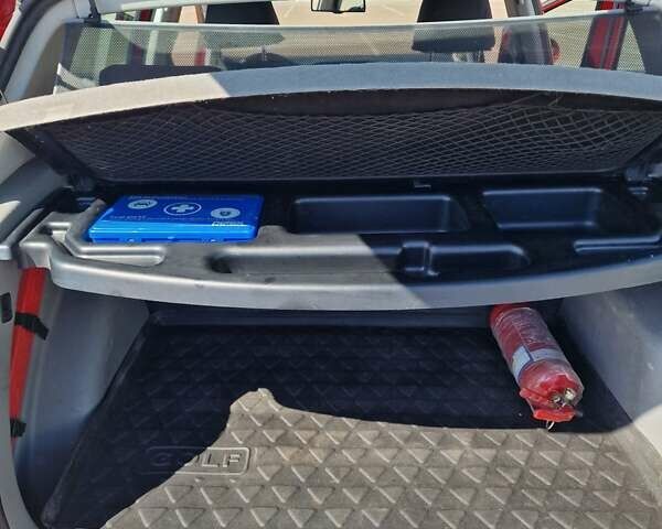 Красный Фольксваген Гольф Плюс, объемом двигателя 1.6 л и пробегом 180 тыс. км за 5500 $, фото 12 на Automoto.ua