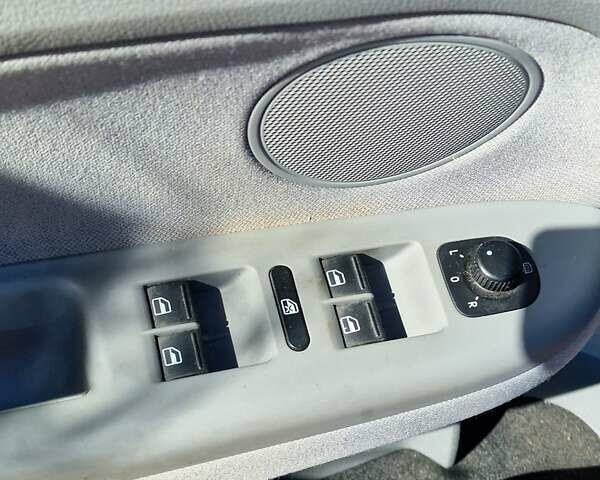 Красный Фольксваген Гольф Плюс, объемом двигателя 1.6 л и пробегом 180 тыс. км за 5500 $, фото 4 на Automoto.ua