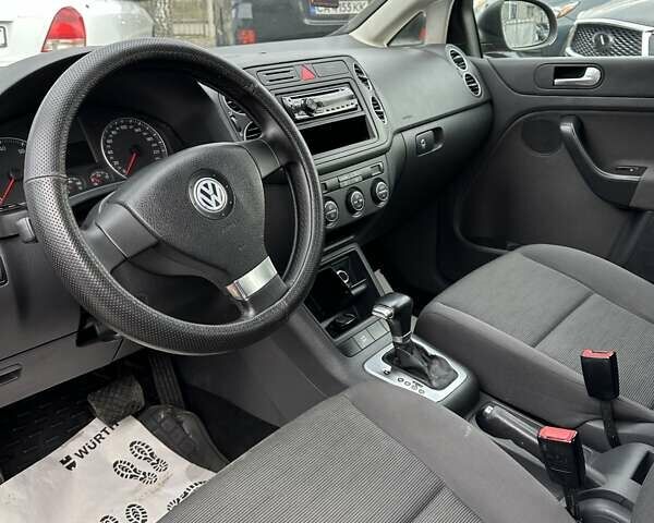 Красный Фольксваген Гольф Плюс, объемом двигателя 1.6 л и пробегом 310 тыс. км за 6200 $, фото 16 на Automoto.ua