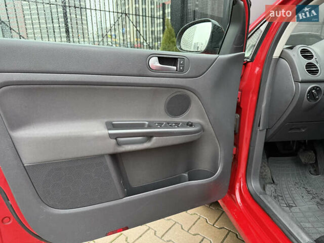 Красный Фольксваген Гольф Плюс, объемом двигателя 1.9 л и пробегом 240 тыс. км за 5900 $, фото 15 на Automoto.ua