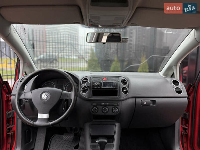 Красный Фольксваген Гольф Плюс, объемом двигателя 1.9 л и пробегом 240 тыс. км за 5900 $, фото 24 на Automoto.ua
