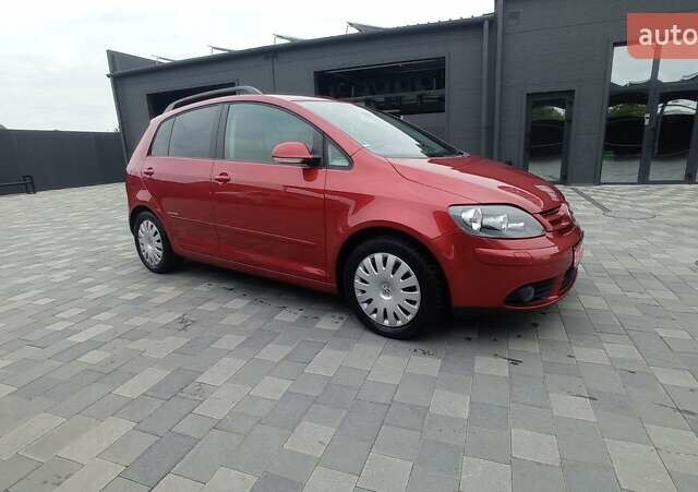 Красный Фольксваген Гольф Плюс, объемом двигателя 1.4 л и пробегом 235 тыс. км за 6900 $, фото 25 на Automoto.ua