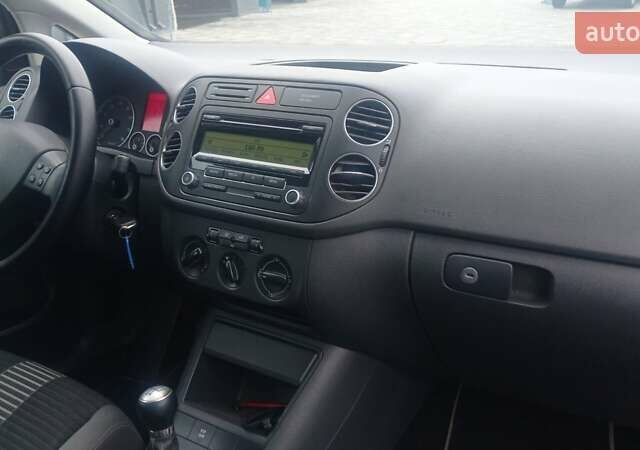 Красный Фольксваген Гольф Плюс, объемом двигателя 1.4 л и пробегом 235 тыс. км за 6900 $, фото 7 на Automoto.ua