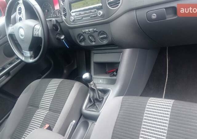 Красный Фольксваген Гольф Плюс, объемом двигателя 1.4 л и пробегом 235 тыс. км за 6900 $, фото 3 на Automoto.ua