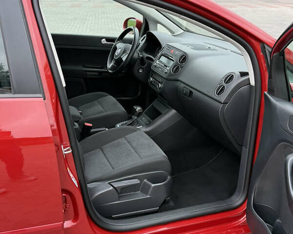 Красный Фольксваген Гольф Плюс, объемом двигателя 1.4 л и пробегом 161 тыс. км за 8700 $, фото 41 на Automoto.ua