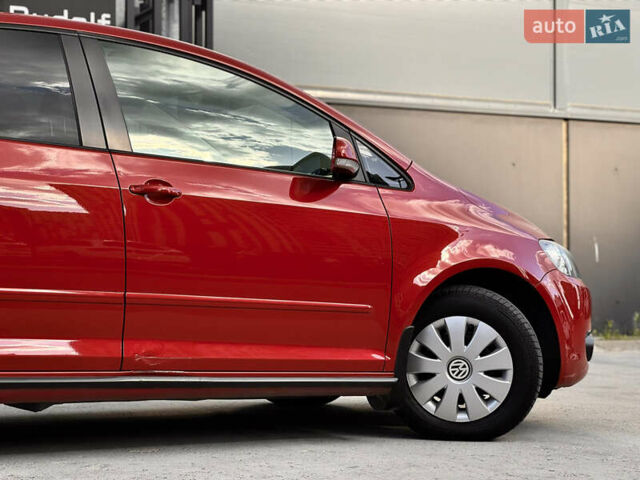 Красный Фольксваген Гольф Плюс, объемом двигателя 1.4 л и пробегом 93 тыс. км за 9300 $, фото 5 на Automoto.ua
