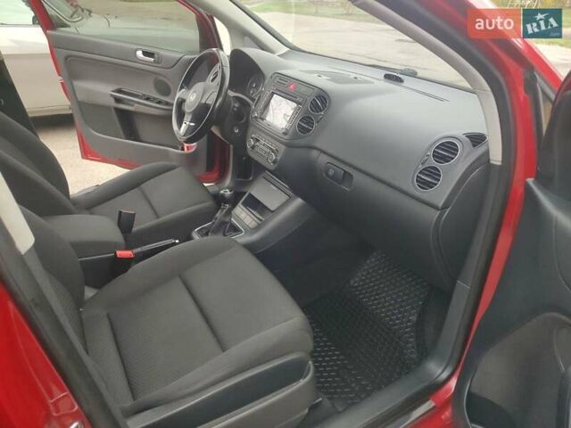 Красный Фольксваген Гольф Плюс, объемом двигателя 1.39 л и пробегом 100 тыс. км за 8700 $, фото 6 на Automoto.ua