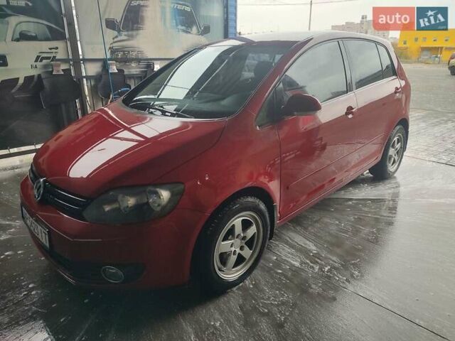 Красный Фольксваген Гольф Плюс, объемом двигателя 1.39 л и пробегом 100 тыс. км за 8700 $, фото 2 на Automoto.ua