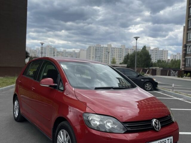 Красный Фольксваген Гольф Плюс, объемом двигателя 1.6 л и пробегом 220 тыс. км за 6400 $, фото 2 на Automoto.ua