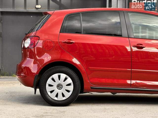 Красный Фольксваген Гольф Плюс, объемом двигателя 1.4 л и пробегом 93 тыс. км за 9300 $, фото 4 на Automoto.ua
