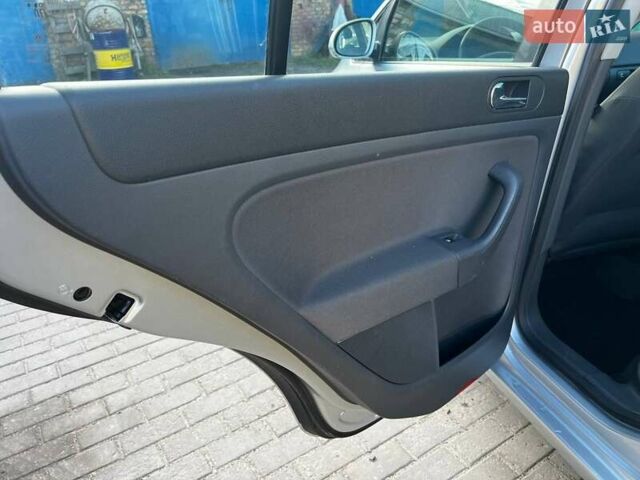 Серый Фольксваген Гольф Плюс, объемом двигателя 1.4 л и пробегом 159 тыс. км за 5500 $, фото 15 на Automoto.ua