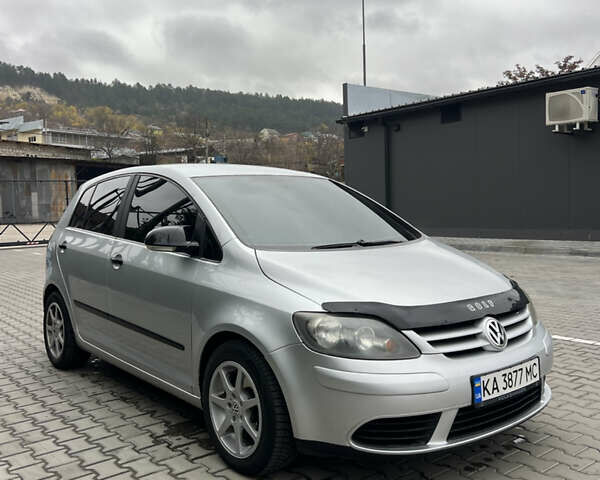 Серый Фольксваген Гольф Плюс, объемом двигателя 1.6 л и пробегом 297 тыс. км за 6000 $, фото 2 на Automoto.ua