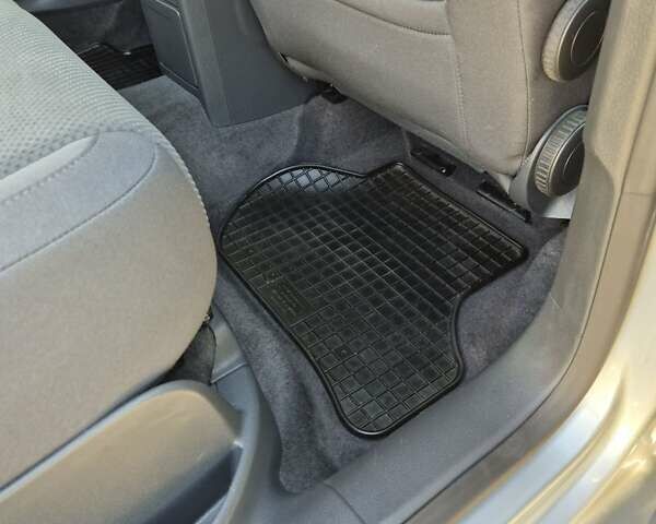 Серый Фольксваген Гольф Плюс, объемом двигателя 1.6 л и пробегом 215 тыс. км за 5500 $, фото 22 на Automoto.ua